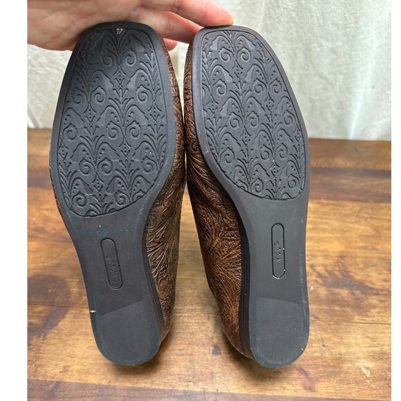Yuu Impress Women's Brown Embossed Floral Faux Leather Slip-On Shoes Size 7 1/2 - Picture 5 of 7